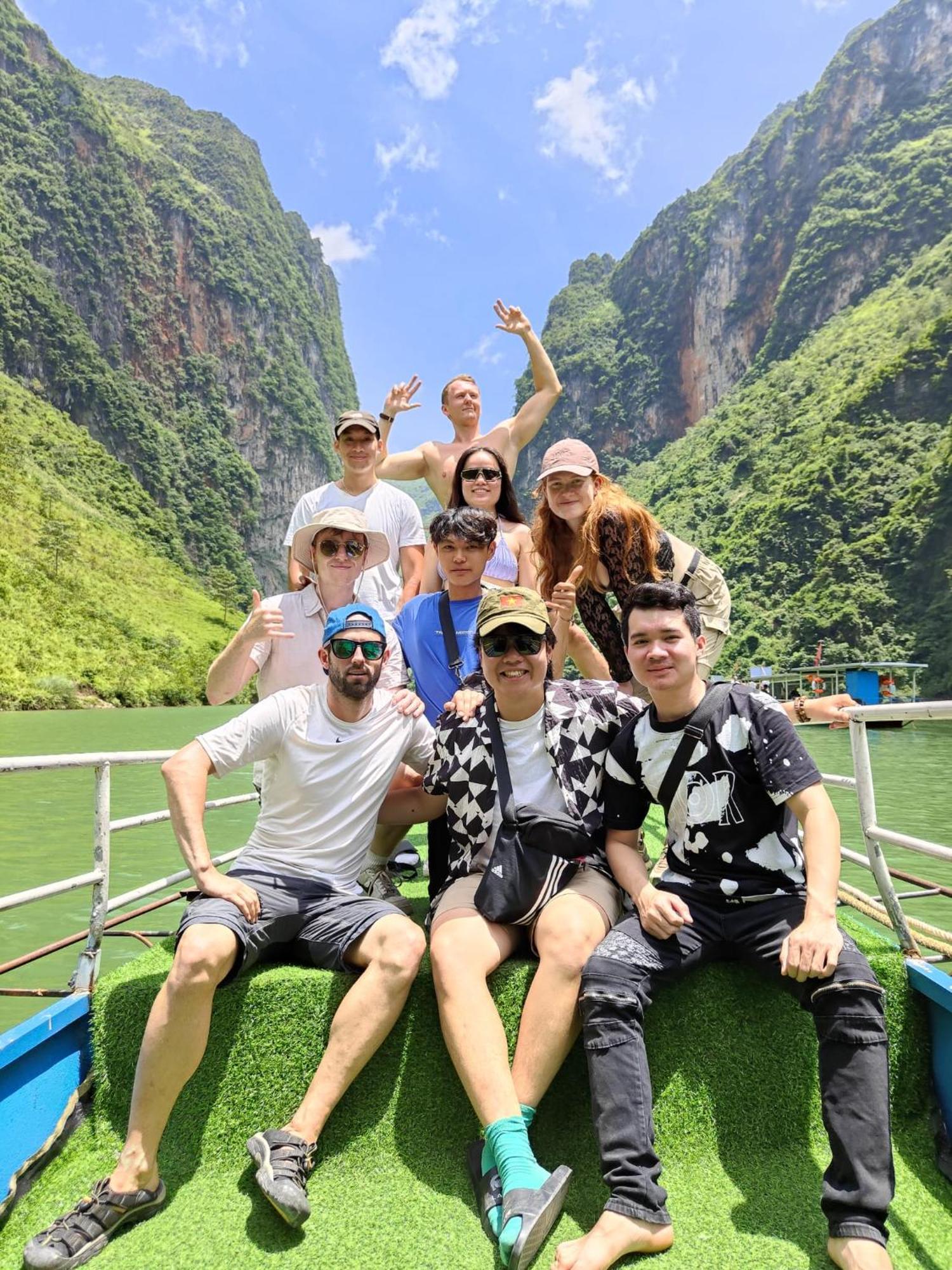 Odyssey Hostel, Tours & Motorbikes Rental Ha Giang Exterior photo